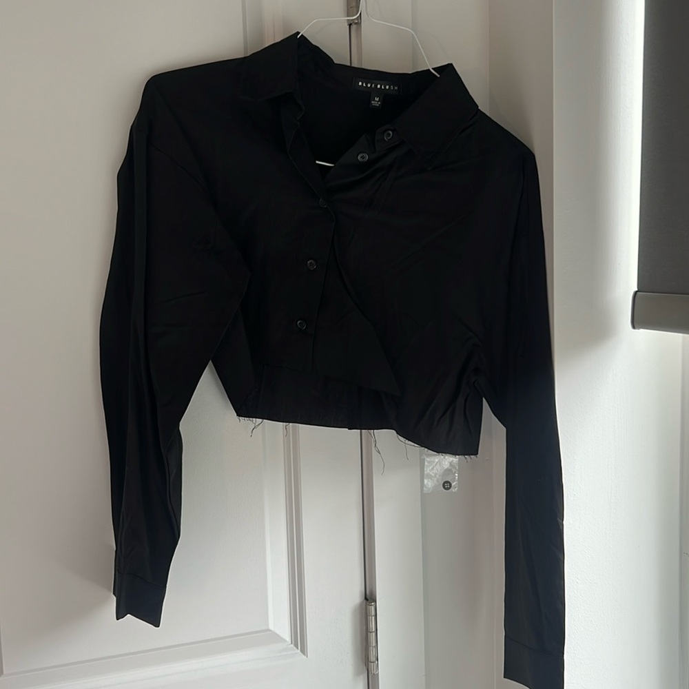 Black cropped collared shirt